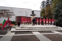 Поднасяне на цветя пред паметника на Гяуров