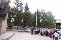 Цветя пред паметника на Съпротивата