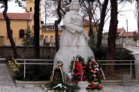 Цветя и венци в памет на Вела Пеева