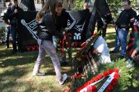 Поднасяне на цветя и венци на паметната плоча на Владо Черноземски