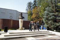 Цветя пред паметника на Гяуров
