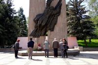 Цветя пред паметника на загиналите воини
