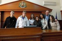 Ученици от СОУ Васил Левски с г-н Петричев в съда