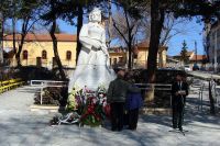 Венци и цветя пред паметника на Вела Пеева