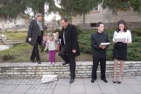 Венци и цветя пред плочата на Васил Левски