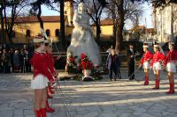 Цветя пред паметника на Вела Пеева