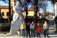 Караоке, паметник на Вела